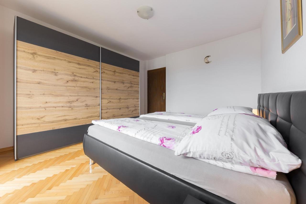Apartment Valy - Free Bikes, Relaxing Terrace & Near Bled Bagian luar foto